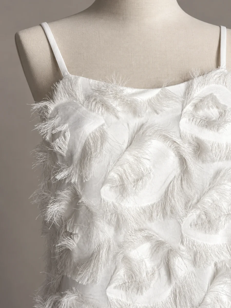 Dehli · prenda blanca de breteles con textura de flecos
